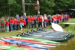 dzieci obok kajaków